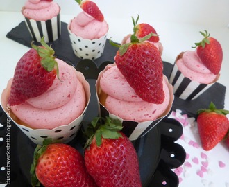 Fruchtige Erdbeercupcakes zum Muttertag oder enfach mal nur so und wie ich die gemeinen Topping-Zwerge besiegt habe
