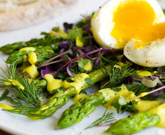 Grüner Spargel mit weichem Ei und Homemade Zitronen-Mandel-Mayonnaise