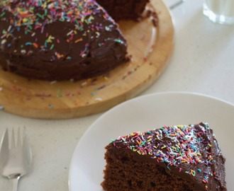 Egg-free chocolate cake with easy fudge icing – no eggs cake recipe