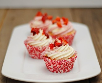 Weiße Schokoladen Erdbeer Cupcakes