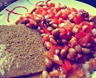 Insalata di fagioli, cipolla rossa e pomodoro con pane integrale