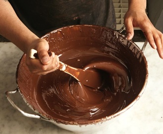 Csokoládékrém tortákba, süteményekbe! A valódi főtt csokoládékrém receptje!
