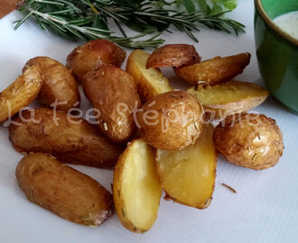 Pommes de terre nouvelles et sauce au yaourt aromatisée aux oignons et à l'ail grillés