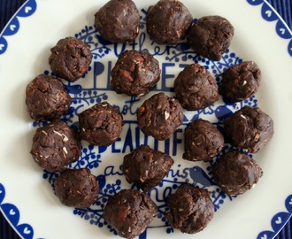 Peanut butter cacao energy balls, with berries and coconut {vegan, no bake + no food processor}