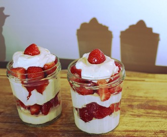 Schnelles Dessert mit Erdbeeren im Glas, das einfach nur himmlisch schmeckt