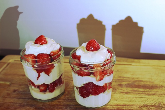 Schnelles Dessert mit Erdbeeren im Glas, das einfach nur himmlisch schmeckt