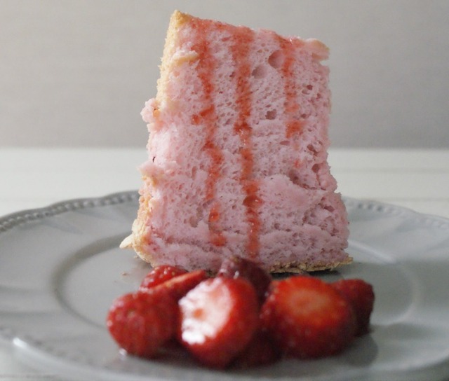 ♥ Strawberry angel food cake