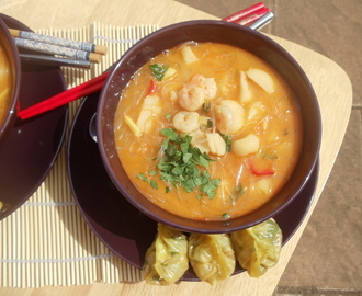 pikantna, tajska zupa tom yum z krewetkami
