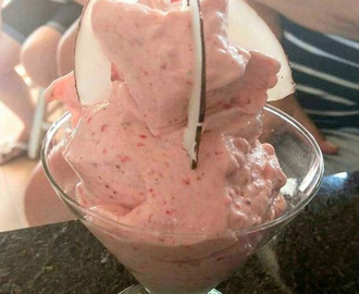 Receita de sorvete caseiro sabor morango com coco | Saudável e refrescante
