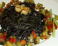 Espaguetis negros con berberechos y sobrasada