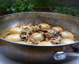 Seppioline in padella, con pomodori secchi e alici.