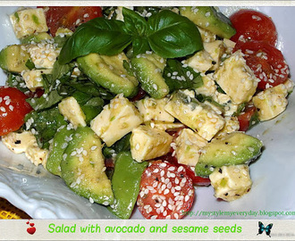 Sałatka z awokado i sezamem - Salad with avocado and sesame seeds