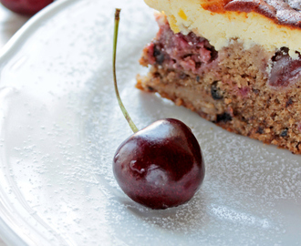 Torta alle ciliegie con cioccolato e yogurt greco – doppio strato di golosità!