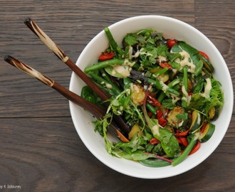 Salat mit Zucchetti, grünen Bohnen und Tahini-Dressing