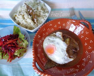 Bifes na frigideira com molho à portuguesa, arroz de salsa e salada mista