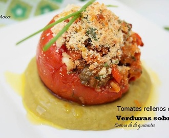 Tomates rellenos de verdura sobre crema de guisantes