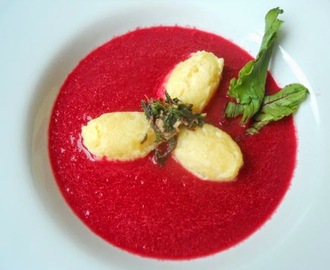 Suppe von Rote Bete mit Parmesanklößchen!