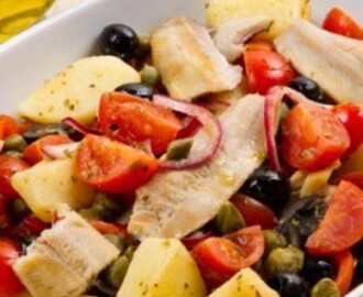 Insalata di aringhe, patate, pomodori e olive