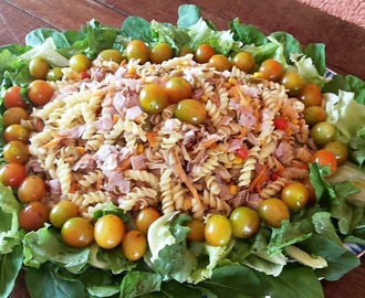 Salada de Macarrão, Tomatinhos e Alho Frito
