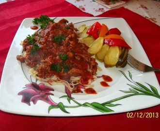 Makaron "sznurki" z mięsem, pieczarkami i sosem