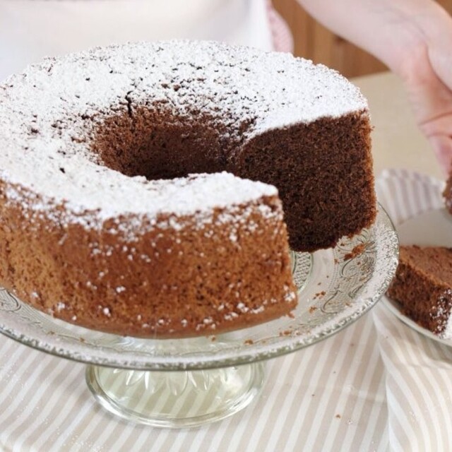 Benedetta Rossi on Instagram: “CHIFFON CAKE AL CIOCCOLATO INGREDIENTI : 6 uova 300g di zucchero 250g di farina 50g di cacao amaro 200ml di acqua 125 ml di olio di…”