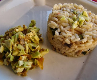 Risotto z borowikami podane z salsą z pieczonych warzyw i awokado