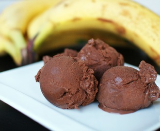 Suklaa-banaanijäätelö jäätelökoneella