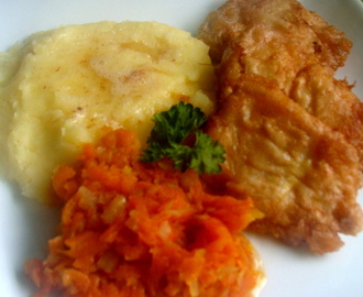 Ryba smażona z ziemniakami i duszoną marchewką.