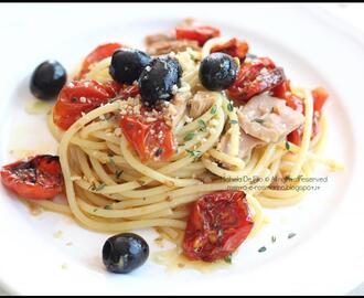 Spaghetti con pomodorini confit, tranci di tonno, capperi e olive nere