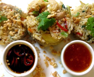 Sessas stekta ris med kyckling (Khao phad gai)