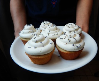 Cupcakes de Lavanda con Frosting Ligero de Queso Crema