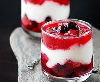 Zuppa fredda di ciliege (o frutti di bosco) con crema allo yogurt