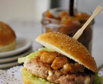 Pan de briox con hamburguesa de pollo marroquí, dulce de membrillo y manzana con molde Lékué