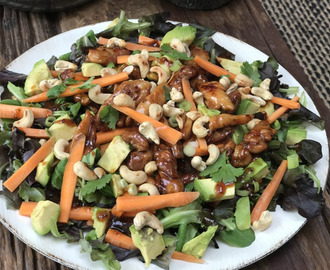 Aziatische salade met kip en pittige satésaus - Familie over de kook