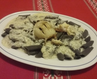 Calamars a la plancha et macaroni noirs en sauce au fromage frais