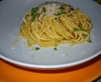 Spaghetti aglio olio e peperoncino con profumo di limone