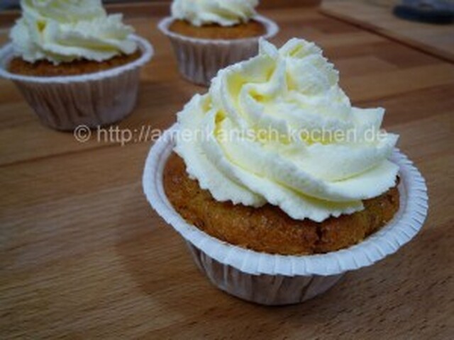 Carrot Cupcakes mit Cream Cheese Frosting (Carrot Cupcakes with  Cream Cheese Frosting)