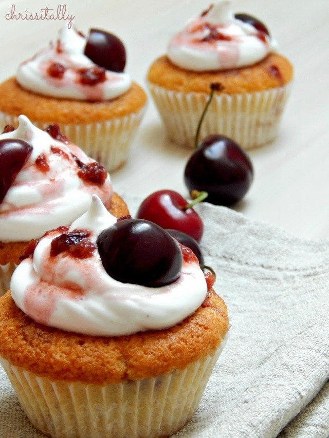 Kirsch Cupcakes mit french meringue Frosting / Cherry Cupcakes with french meringue frosting