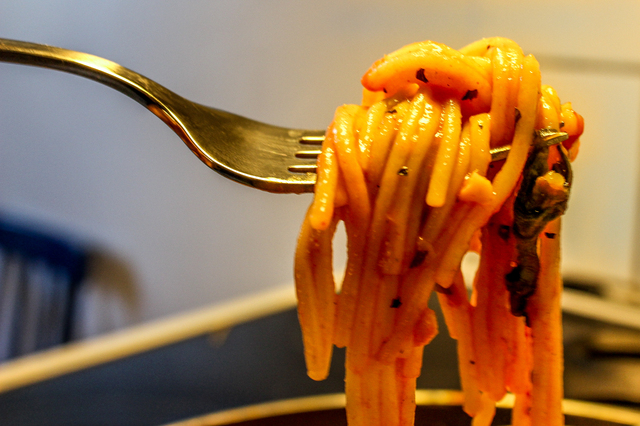 Spagetti i tomatsås med kikärtor och spenat