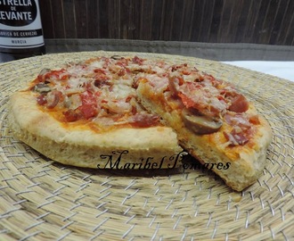 Pizza de masa integral de jamón york, bacon, champiñon, pimientos de piquillo y queso.