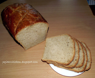 Domowy chleb pszenno-żytni z ziarnami