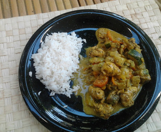 Kurczak curry z warzywami i z ryżem - smak kuchni indyjskiej