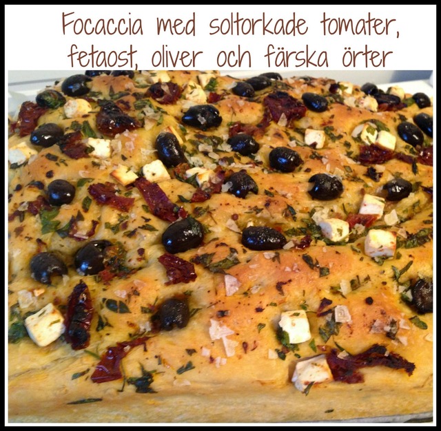 Focaccia med soltorkade tomater, fetaost, oliver och färska örter