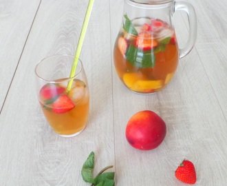 Thé vert glacé nectarines, fraises et menthe (Iced green tea nectarines, strawberries and mint)