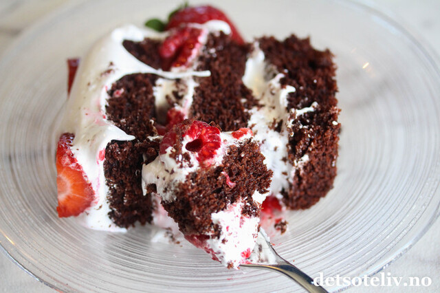 Sjokoladekake med marengskrem og bær