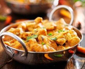 Dal curry alle mandorle: le più famose ricette etniche a base di pollo
