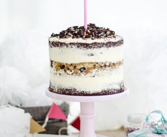 Naked Cookies and Cream Birthday Cake, and a late Blogiversary! (Naken Oreo Tårta)