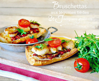 Bruschetta ou crostini condiments de St-Jacques grillées sur plancha