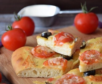 Fougasse  tomate, moutarde, olives et Comté