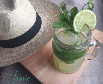 Refrescante limonada de hierbabuena, jengibre y lima